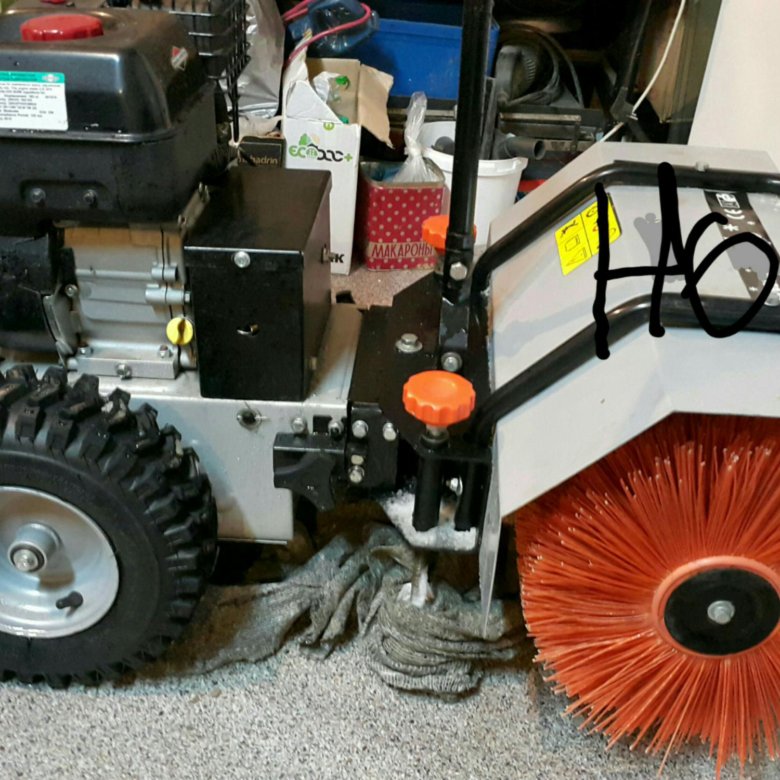 Щетка с электрическим двигателем eurosystems z1. Снегоуборщик бензиновый с щеткой. Щетка для снегоуборщика. Подметальная насадка для снегоуборщика хутер. Щетка для снегоуборщика.