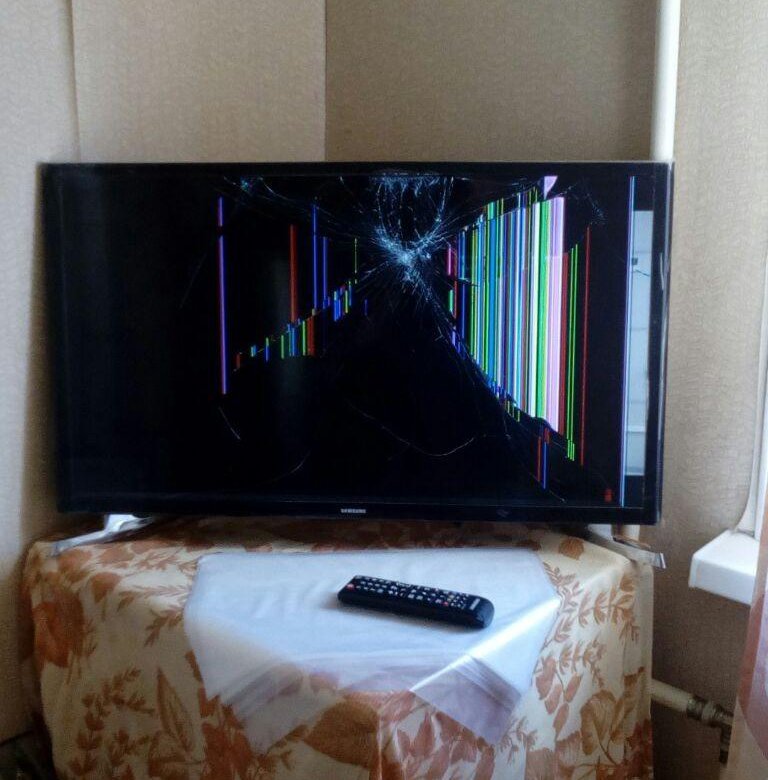 продать телевизор с разбитым экраном. разбитый монитор самсунг с24. авито экран телевизор. разбитый телевизор. матрица телевизор панасоник.