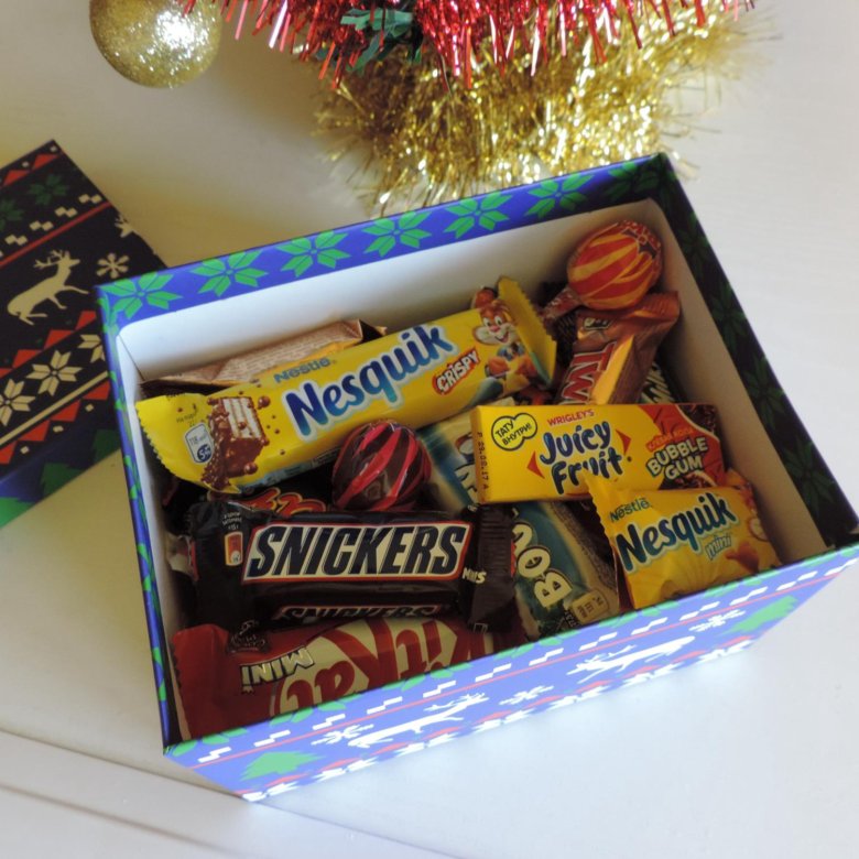 В новогоднем подарке есть конфеты. Сладкий подарок в коробке. Сладкий подарок в коробкк. Коробка со сладостями на новый год. Сладости в коробке подарок.