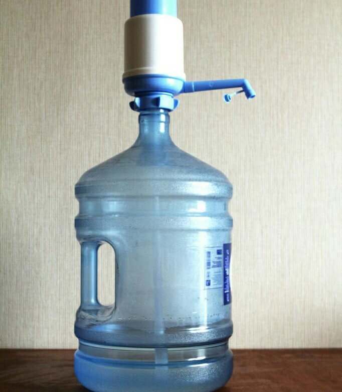 Кулер для воды 20 литров. Бутыль 19л / Bottle 19 l. Помпа на бутыль 19л. Бутыль 20 литров c помпой габариты. Вода 20 литров с помпой.