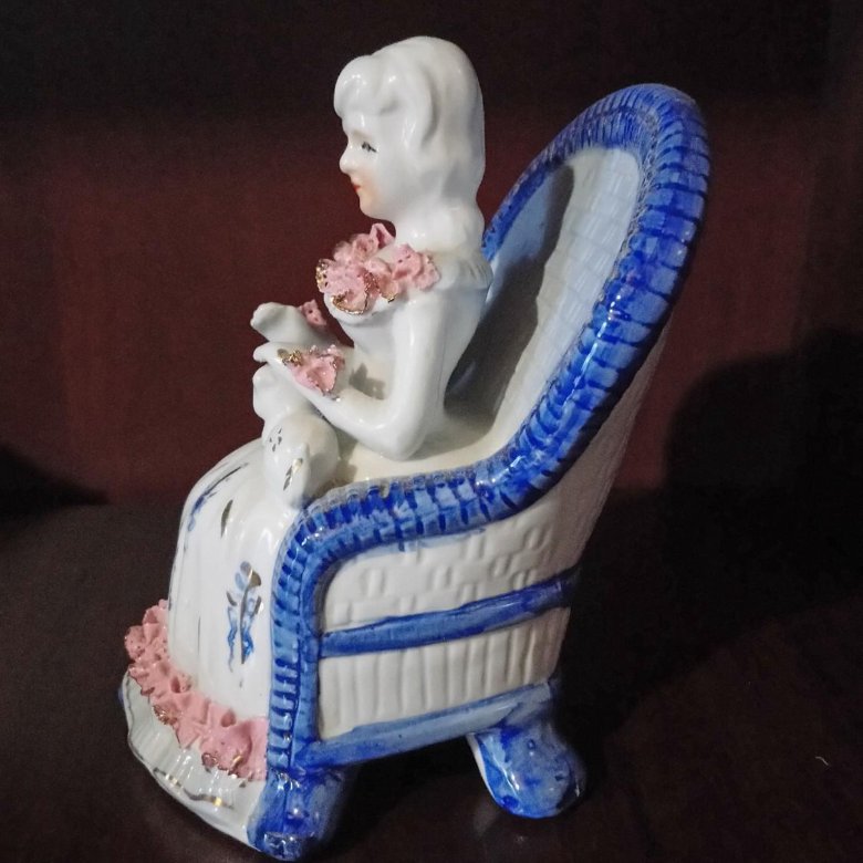 Дама в кресле статуэтка