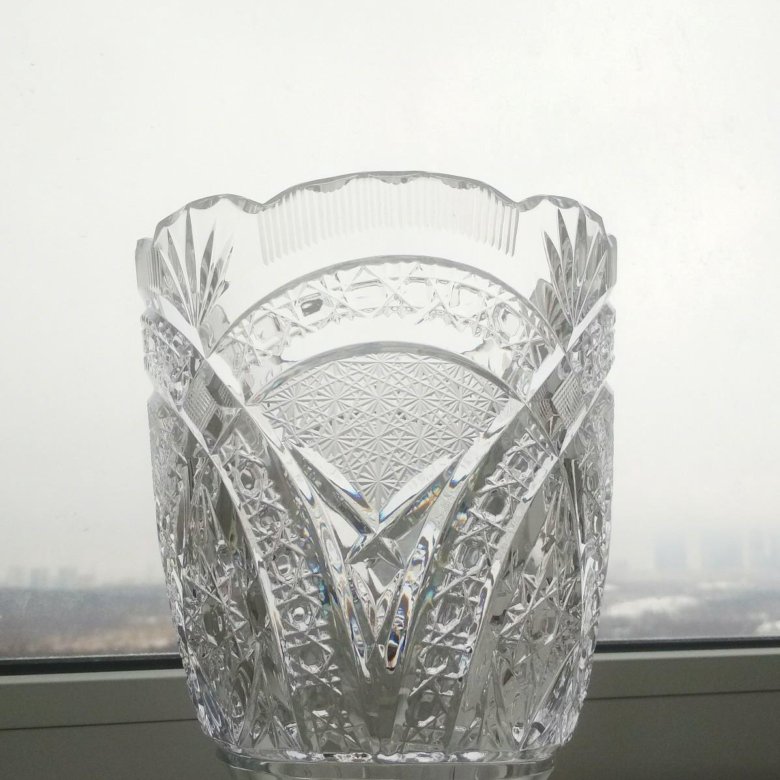 Много хрусталя. Изделия из хрусталя времен ссср. Хрусталь продать в москве. Хрустальная ваза тюльпан ссср. Хрусталь продать в москве.