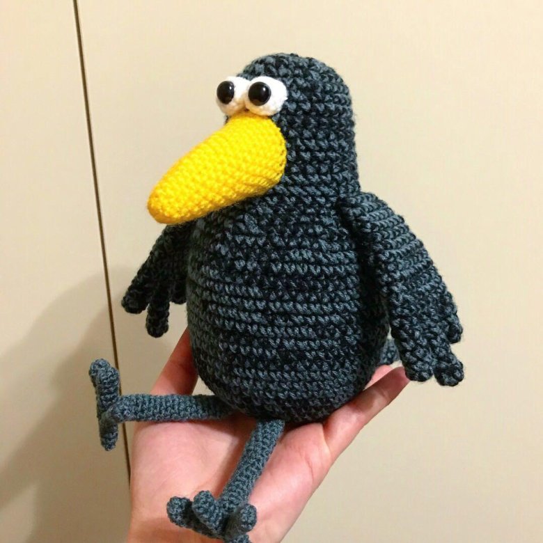 Вязаные птички крючком. Вязаная ворона. Ворон крючком. Вязаная ворона. Игрушки крючком ворона.