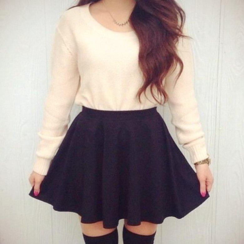 Короткая юбка и свитер