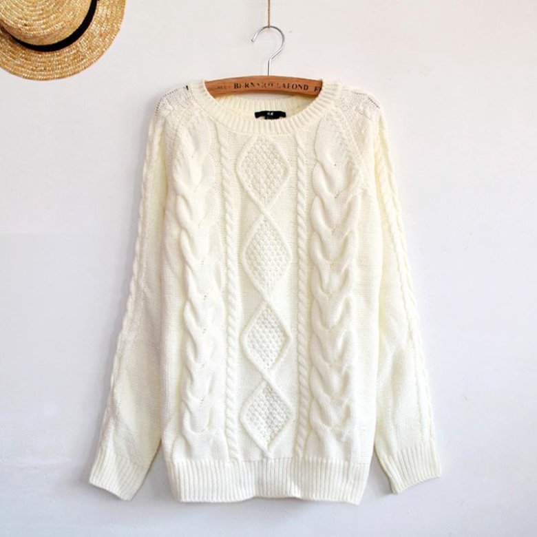 Красивый белый вязаный свитер