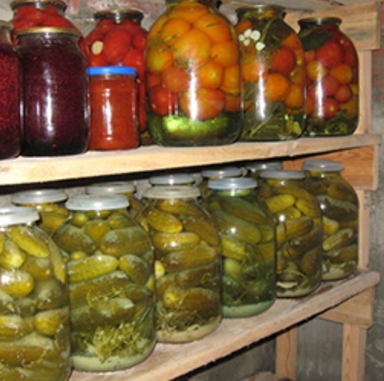 Подвал с заготовками. Помидоры в ящике. Подвал для хранения ово. Хранение томатов. Зимние заготовки.