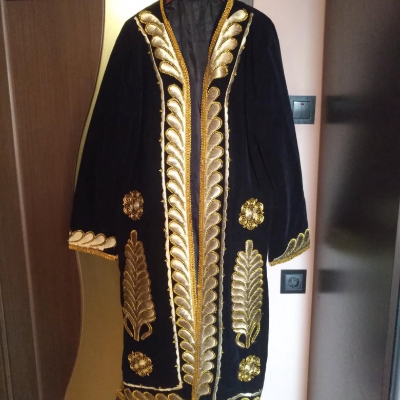 Таджикский халат. Бухарский чапан. Национальный таджикский чапан. Таджикский Национальная одежда чапан. Узбекский национальный костюм мужской чапан.