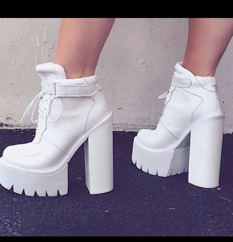 Белые ботинки на каблуке
