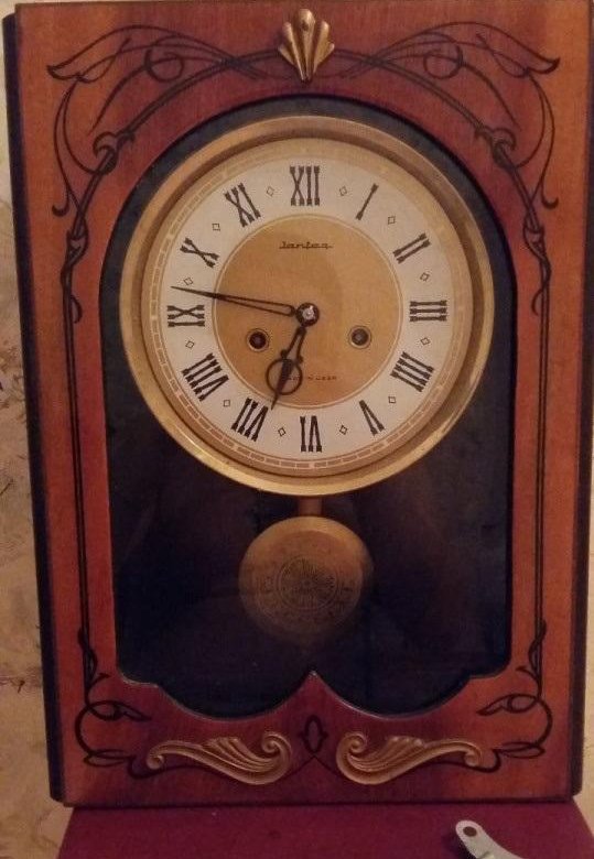 Настенные часы янтарь цена. Старинные часы янтарь. Часы янтарь кварц. Реставрированные часы янтарь. Старинные настенные часы янтарь.