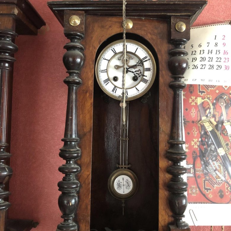 Напольные часы авито. Часы старинные настенные с боем. Старинные напольные часы живопись. Корпус от старинных настенных часов. Корона на старинные настенные часы.
