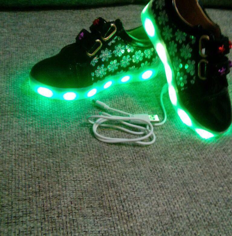 Светящиеся кроссовки зарядке. Светящиеся кроссовки с зарядкой. Микросхема светящиеся кроссовки. Кроссовки полностью светящиеся с зарядником. Кроссовки светящиеся с подзарядкой 43 размер.