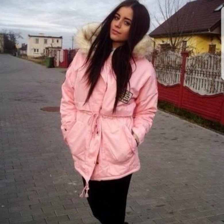Куртка девушки розовая. Девушка в розовой куртке. Брюнетка в розовой куртке. Девушка в розовой куртке на улице. Девушки брюнетки в куртке.