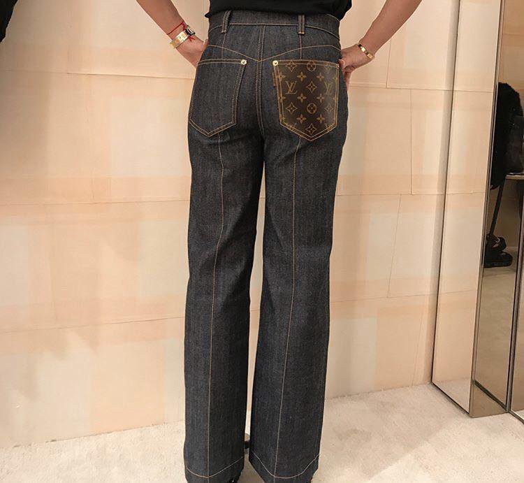 Vuitton джинсы. Джинсы луи витон мужские. Джинсы lv supreme. Джинсы louis vuitton женские. Луи виттон джинсы.