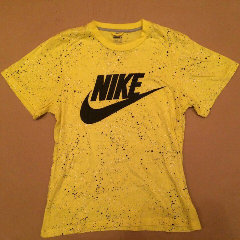 Купить майку авито. Одежда найк футболки на кирпичном фоне. Футболка Nike авито. Желтая футболка найк в пакете на фоне ковра. Авито футболки найки на паркете.