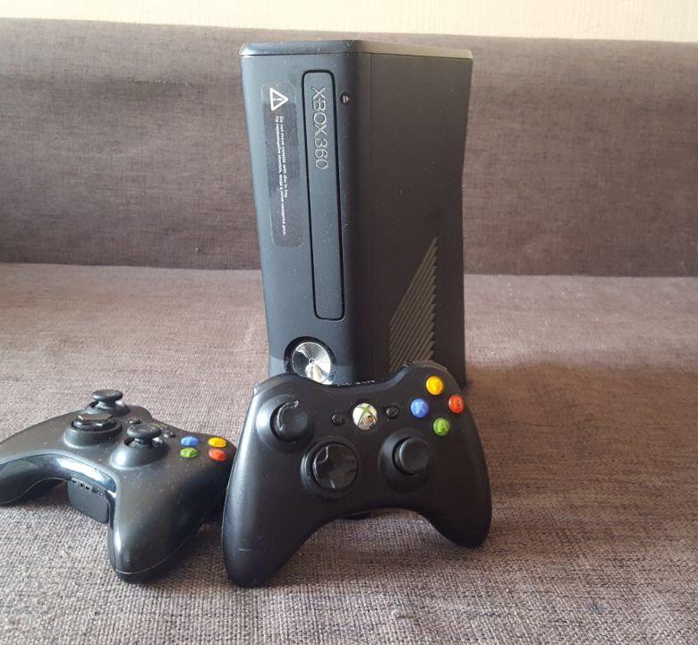 360 прошитый купить. Xbox 360 Slim с двумя геймпадами. Xbox 360 e 2 джойстика проводных. Xbox 360 Slim матовый. Xbox 360 черный 2 джойстика.