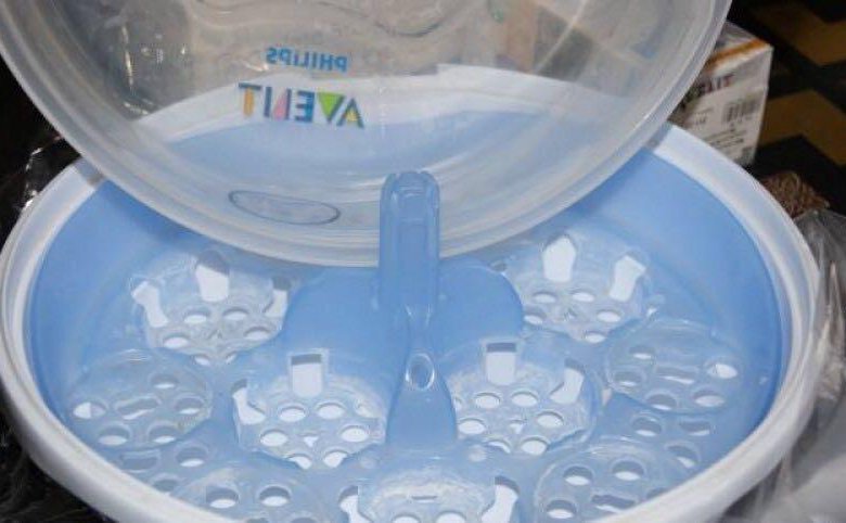 Нужен ли стерилизатор. Коробка для хранения стерилизованных детских бутылочек. Стерилизатор подогреватель для бутылочек в Дочки Сыночки. Наливают воду в стерилизатор детский. Как стерилизовать детские бутылочки в микроволновке.