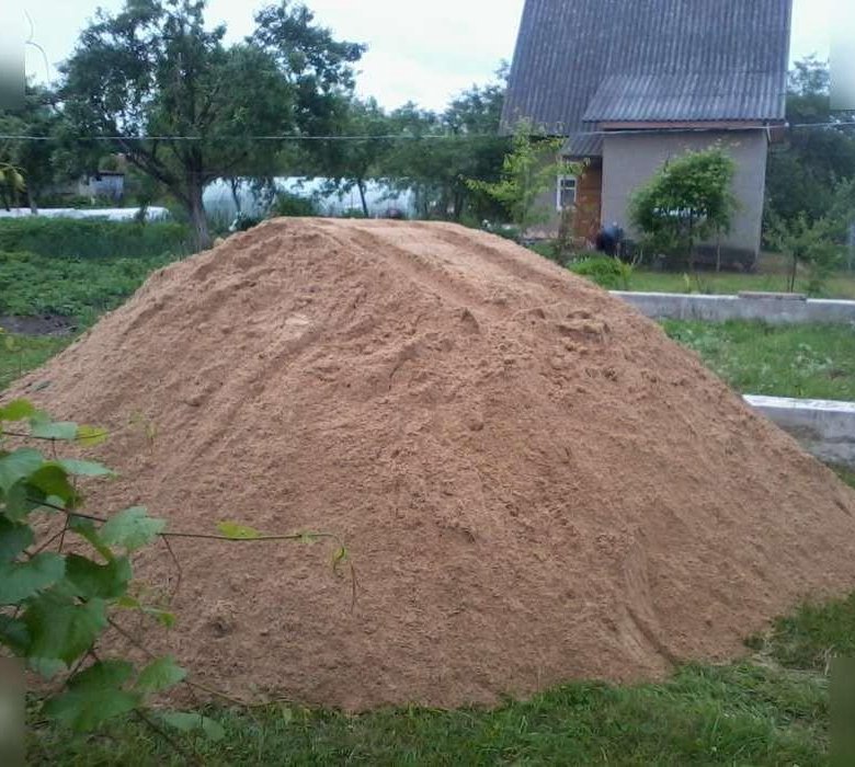Куб песка цена московская область с доставкой. Куча песка. Кучка песка. Песок карьерный(подсыпка). Большая куча песка.