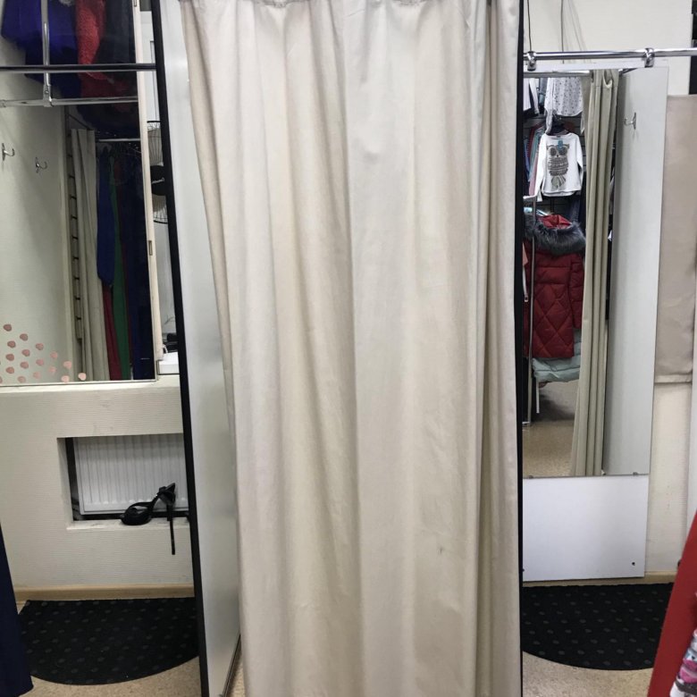 Угловая примерочная со шторой. Примерочная кабинка. Открыли шторку в примерочной. Шторы в примерочную на петлях. Шторы для примерочной.