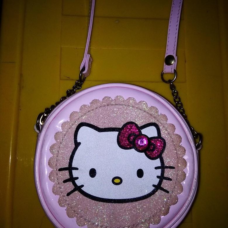 Сумочка hello kitty. Сумочка Хеллоу Китти. Детские сумочки Хелло Китти. Сумочка детская hello Kitty. Хелло Китти сумочка круглая.