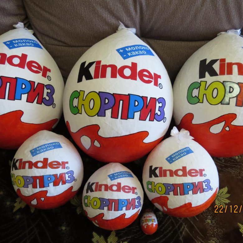 Самый большой киндер в мире. Упаковка киндер сюрприз. Большой киндер москва. Подставка под огромный киндер. Большой киндер сюрприз.