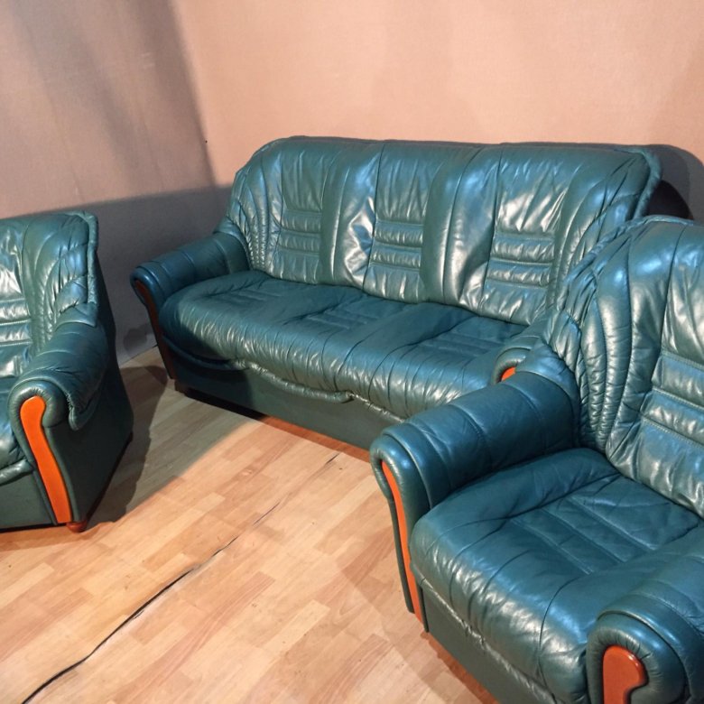 Авито спб мобильная версия спб. Финская мебель из кожи. Диван кресло б/у. Кожаный диван и два кресла. Темно зеленый кожаный диван.