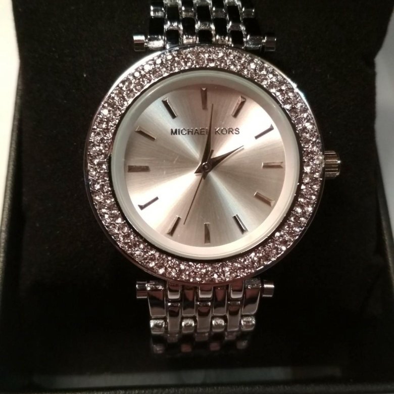 часы администратора. часы бмв настенные. ресепшн отеля. ресепшн рэдиссон хилтон. девушка на ресепшн.