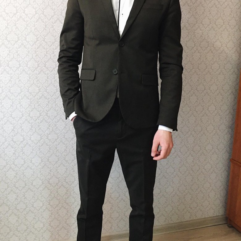 мужчина в костюме в полный рос. костюм мужской классический. костюм hugo boss мужской. классический костюм тройка. костюм мужской.