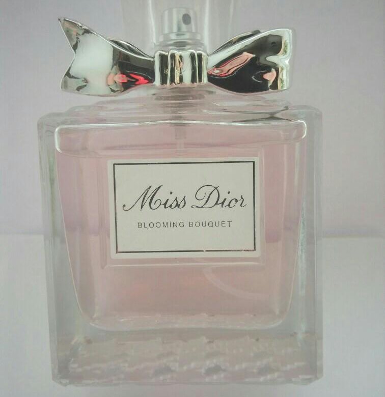 Miss dior blooming bouquet. Мисс диор тестер. Лэтуаль Miss Dior Blooming Bouquet 1 ml. Тестер Дубайские дом диор. Подушка Blooming Bouquet.