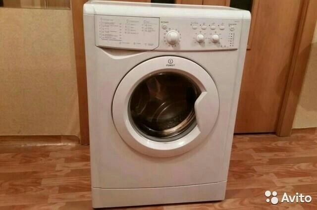 Стиральную машину f01 индезит. F1 ошибка стиральной машины аристон. Стиральная машина индезит. Стиральная машина индезит iwte 71280. Индезит панель стиралка стерлась.