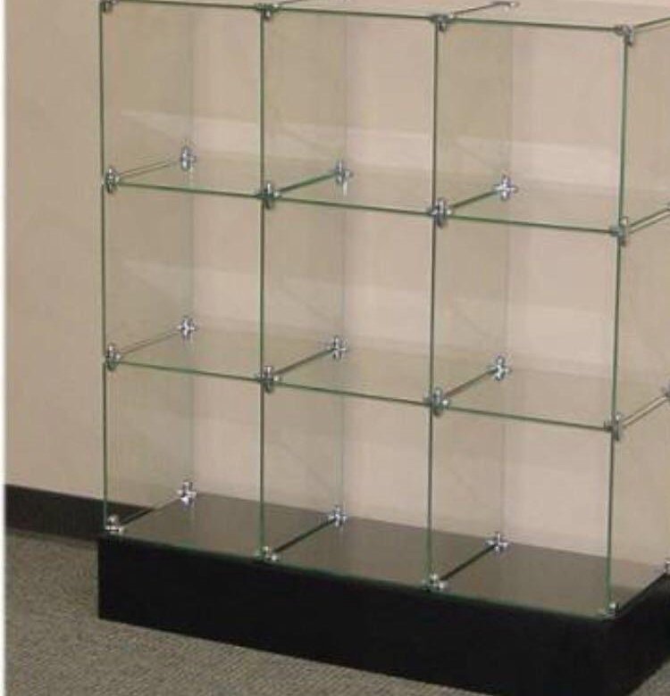 витрина стаканчик стеклянная. витрина self куб. стеклянные кубы витрины. витрина из стеклянных кубов. стеклянный куб витрина.