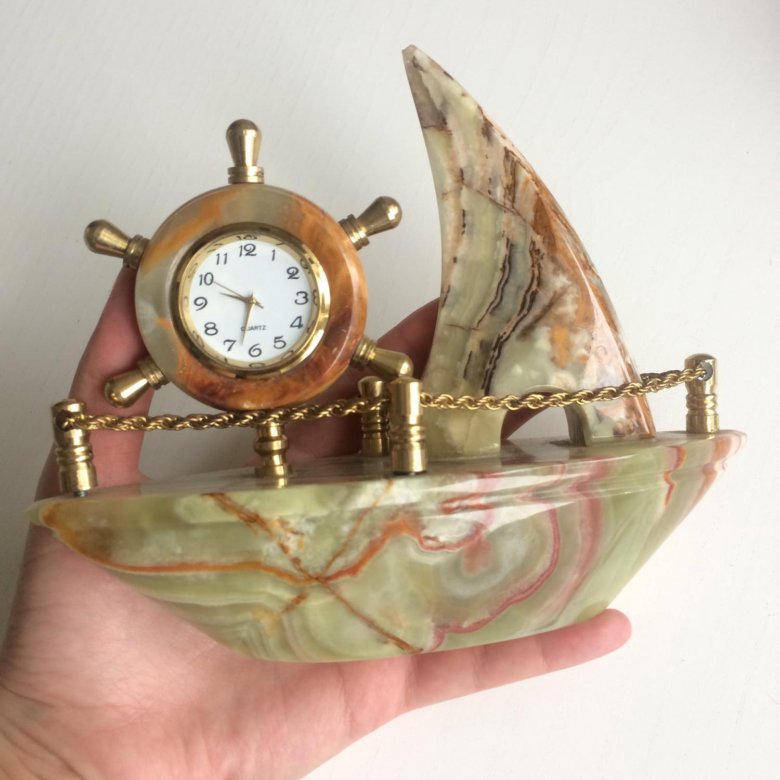 Часы кораблик. Часики кораблик. Часы кораблик. Сувенир корабль с часами. Сувенир из оникса парусник с часами.
