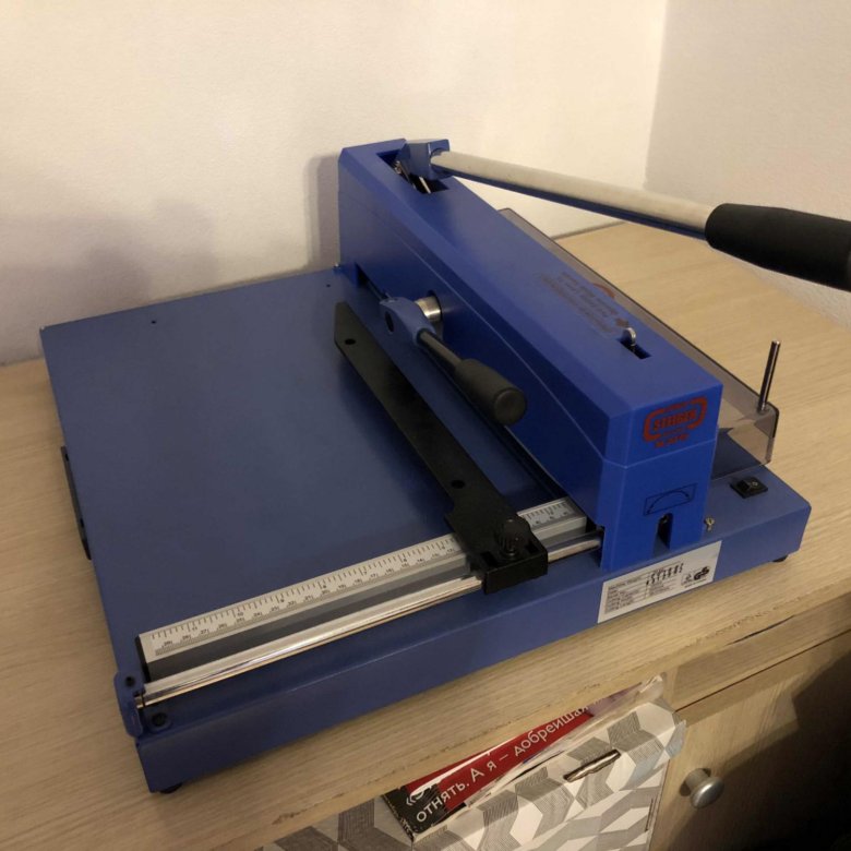 Лезвием) 894110. Станок для резки бумаги. Гильотина для бумаги. 3gp. Bulros гильотинный резак.