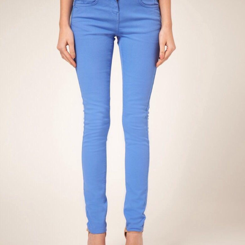 Узкие синие джинсы