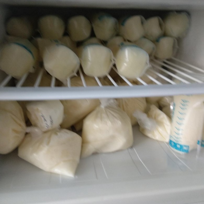 Как разморозить пакет молока. Пакеты для заморозки молока в холодильнике. Заморозка грудного молока. Как выглядит замороженное молоко в морозилке. Быстрое Замораживание молока.