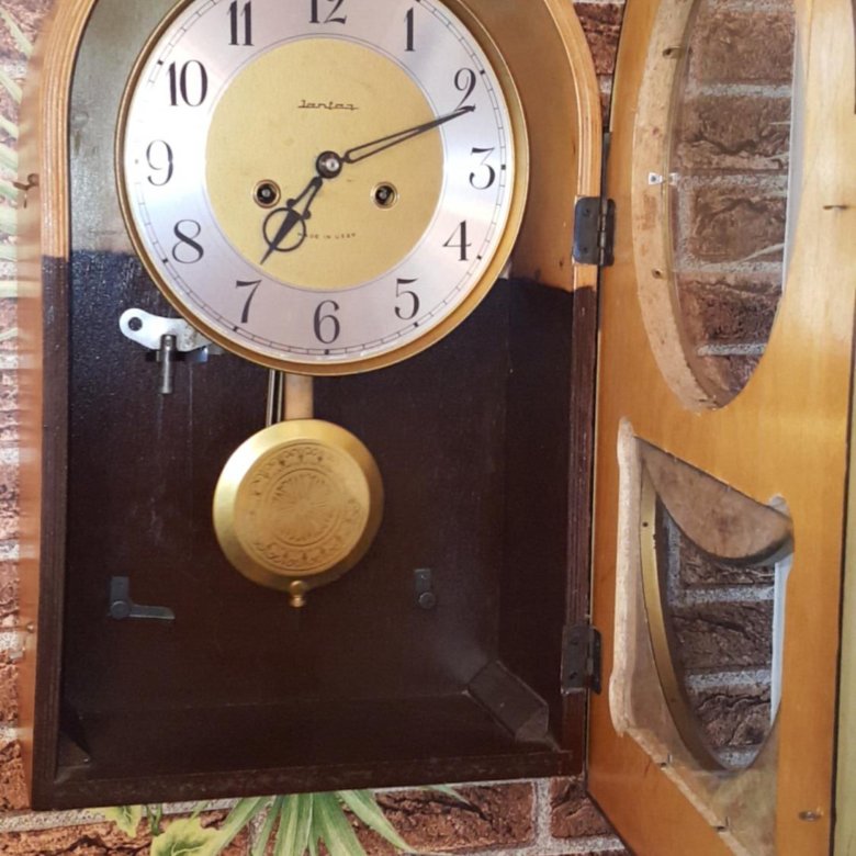 Часы настенные с маятником янтарь