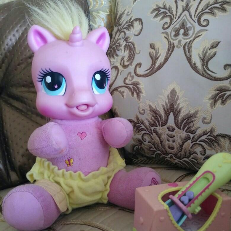 Игрушка пони искорка малышка. Пони 2018 года. Игрушка маленькой пони интерактивная. Пинки пай малютка пинки пай малютка. My little pony говорящая игрушка.