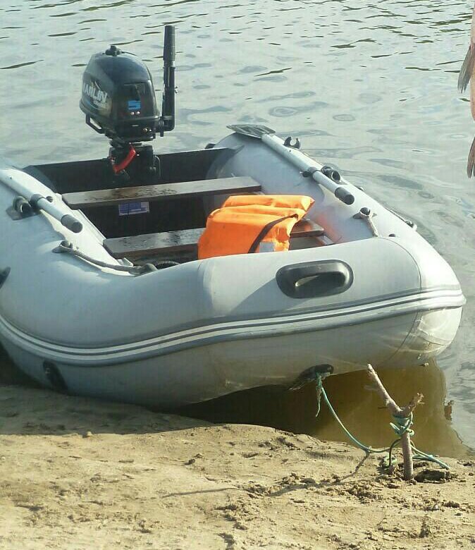 Лодка ривьера 3400 красная. Лодка пвх мотор 9. 9. 9 б у. Лодка солар 380 с мотором.