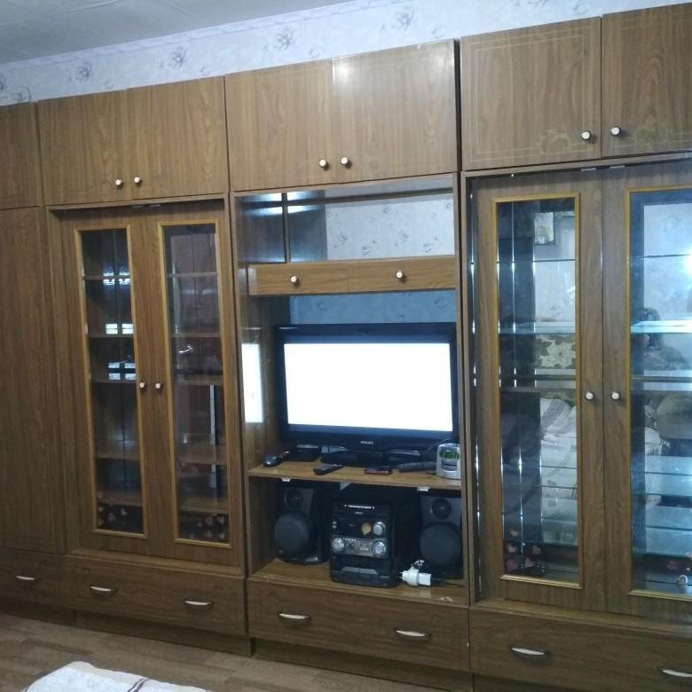 Мебель для гостиной отдают даром. Авито орел. Орел авито даром. Книжный шкаф от бийской стенки советского периода. Кресло орла.