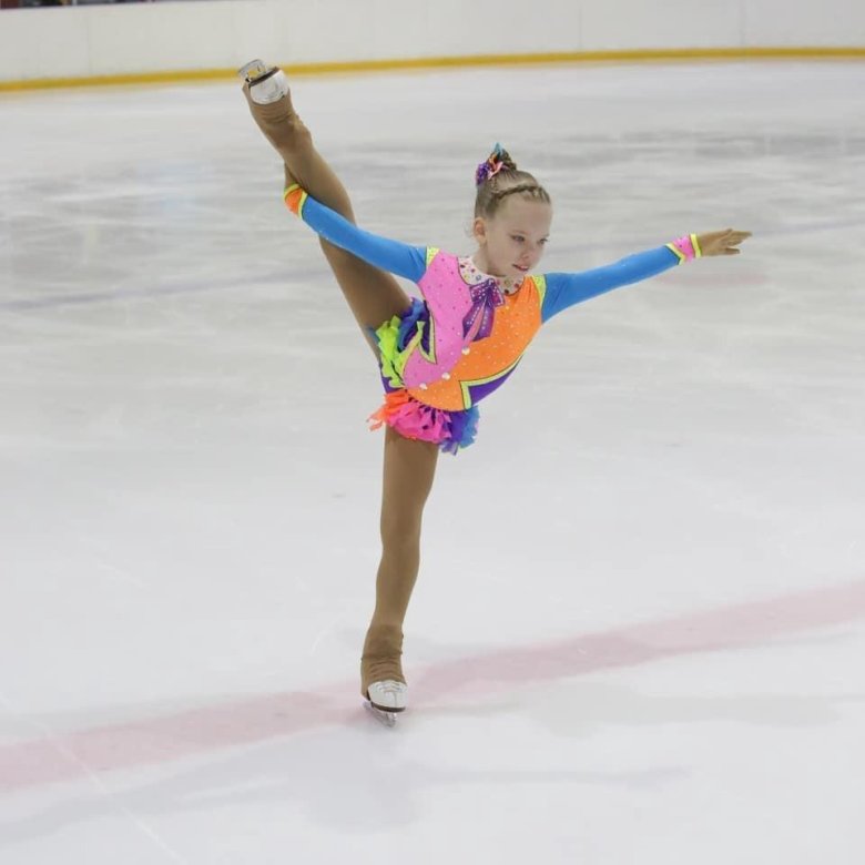 Фигуристы на льду. Платье “figure skating”. Красивые фигуристки на льду. Песня для выступления фигурное катание. Костюмы фигуристок.