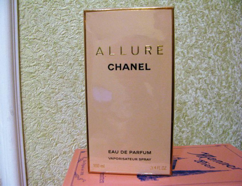 Парфюм 2024 года. Chanel Allure Eau de Parfum 200 мл. Chanel Allure коробка оригинал. Allure EDP 1999. Шанель Алюр вуаль для волос.
