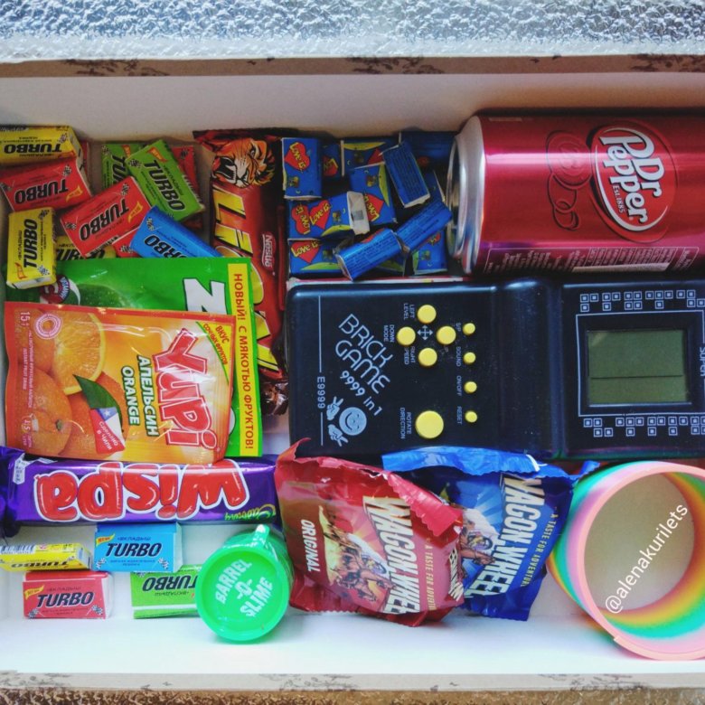 90 е товары. Коробка сладостей из 90-х. Набор назад в 90-е. Сладкий набор 90х. Набор в стиле 90-х.