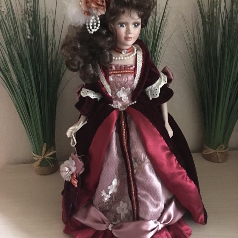 Кукла 50 купить. Кукла фарфоровая 50см. Фарфоровая кукла на подставке. Кукла 70 см фарфор. Кукла 50 см.