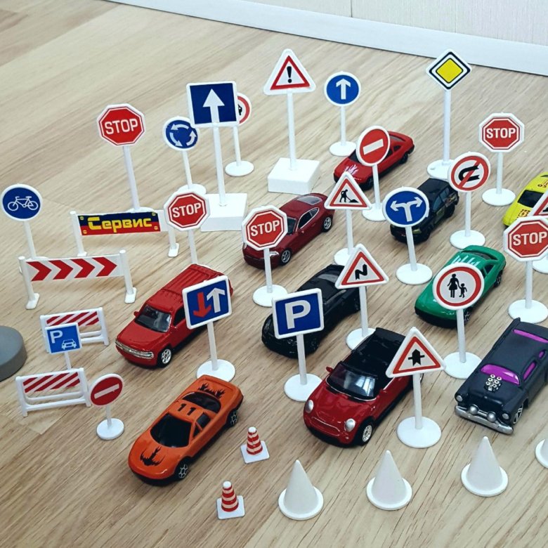 Купить знак игрушка. Дорожные знаки игрушки. Набор машинок и дорожные знаки. Машинки на магнитах для автошколы. Игрушечные дорожные знаки.