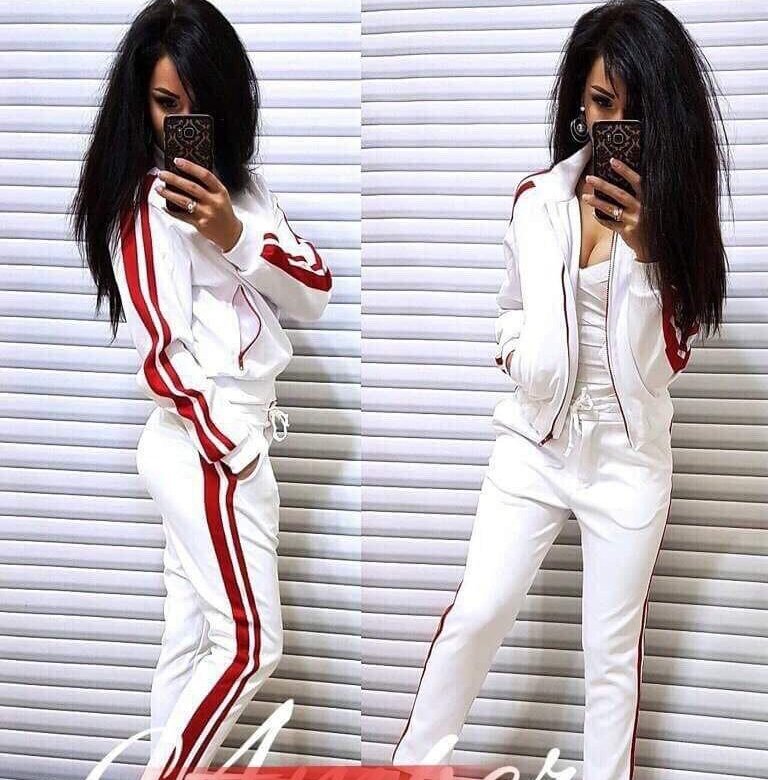 Штаны с лампасами женские. Костюм белый с лампасами. Спортивный костюм адидас с лампасами. Белый костюм с черными лампасами. Белый костюм с черными лампасами.