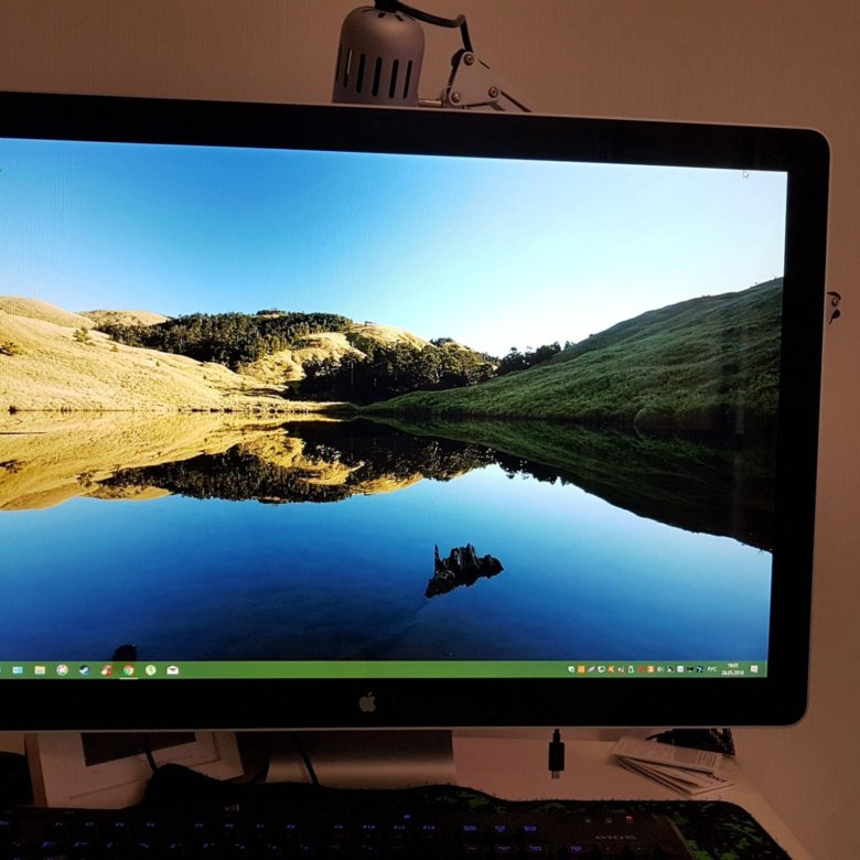 Монитор apple cinema. Внешний монитор Apple Studio 24 дюйма. Дисплей 24в. Цвета монитора эпл 24 дюйма. Битый монитор Apple 24.