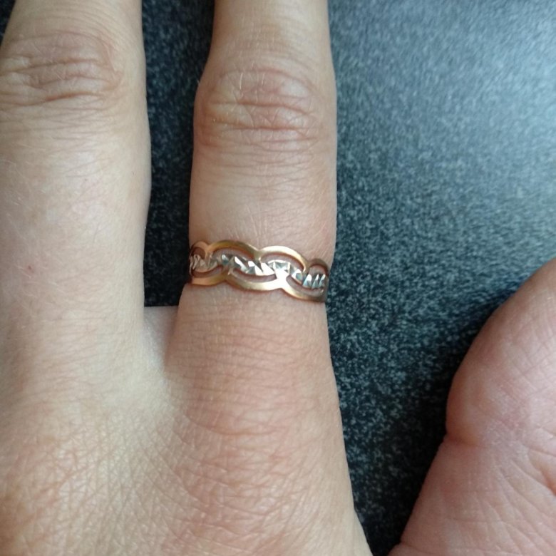 неснимаемое кольцо на пальце. черный след от золотого кольца на пальце. почерневшее серебряное кольцо. кольцо чернеет. черный след от золотого кольца на пальце.