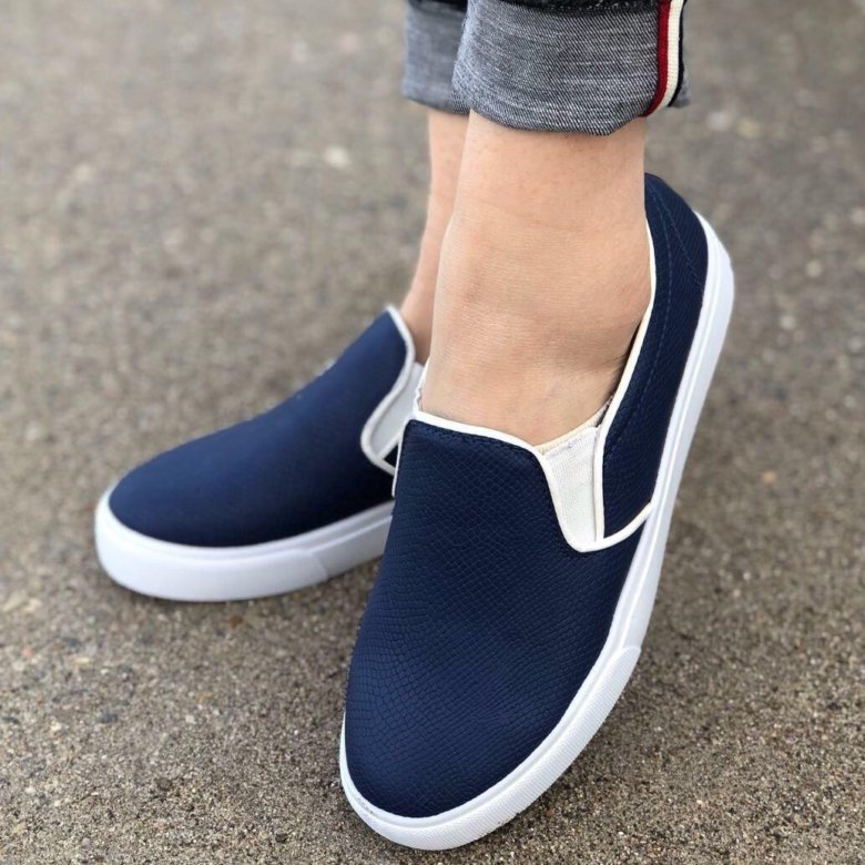 Слипоны на ногах. Слипоны vans classic slip-on. Слипоны на ногах. Слипоны ванс белые. Обувь слипоны женские.