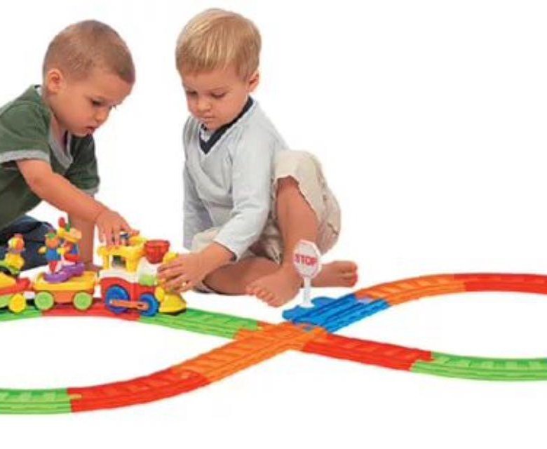 Авито железная дорога. Железная дорога Киддиленд. Kiddieland железная дорога. Ребенок играет с железной дорогой. Два мальчика играют в железную дорогу.