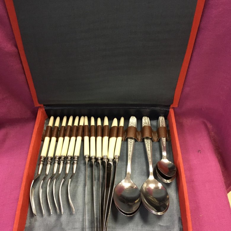 Комплект времен. Маникюрный набор советских времен. Столовые приборы мнц ссср. Советские косметические наборы. Комплект красный рубин золото 583 пробы.