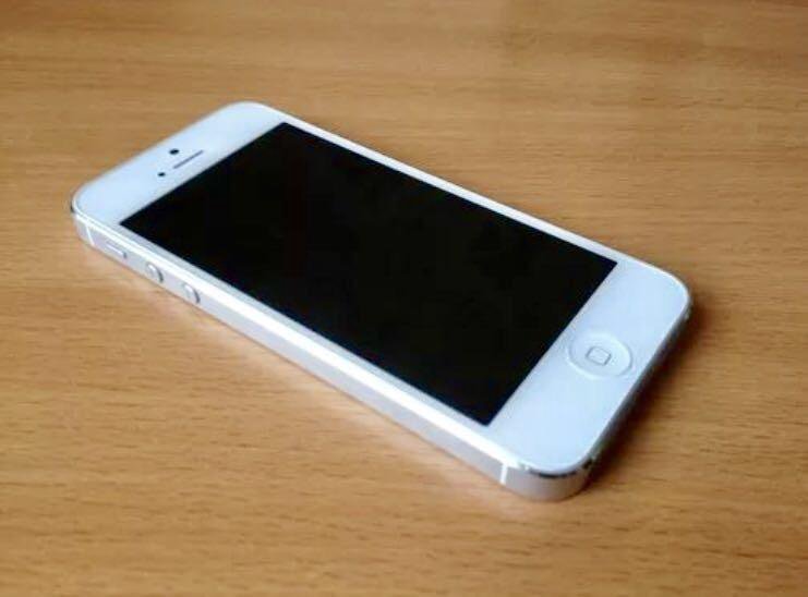 Найдите белый телефон. Iphone 5 белый. Iphone 5s белый. Айфон 5 белый 32. Айфон 5s белый.